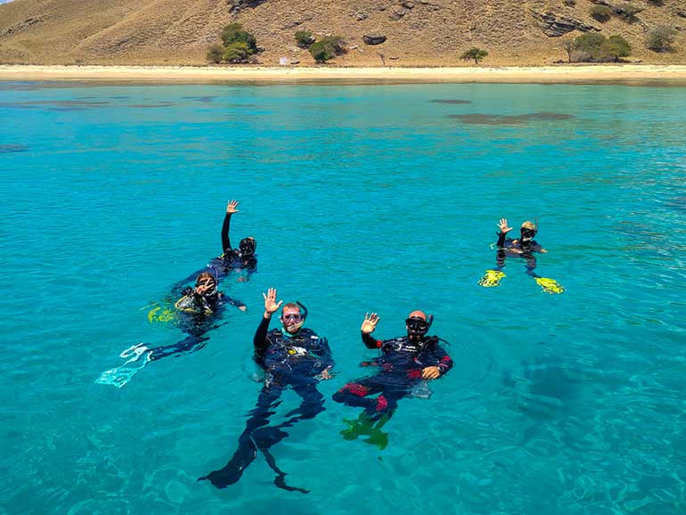 divers komodo national park