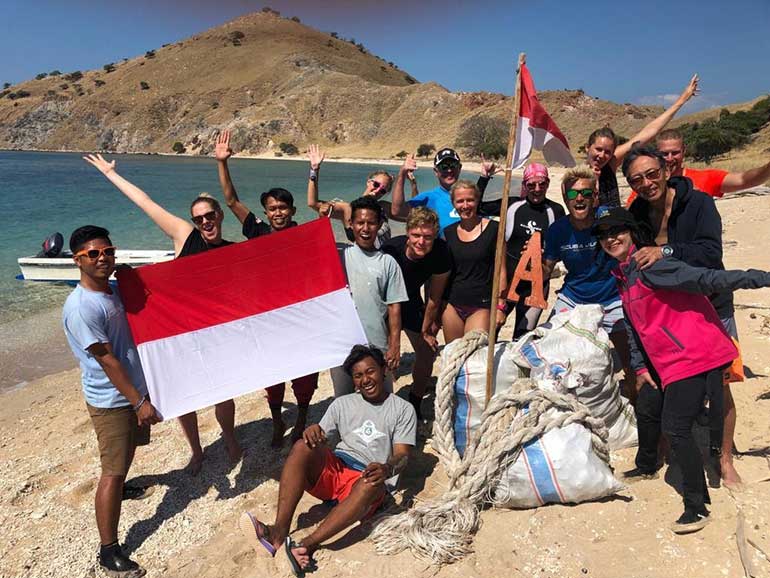 beach clean up komodo